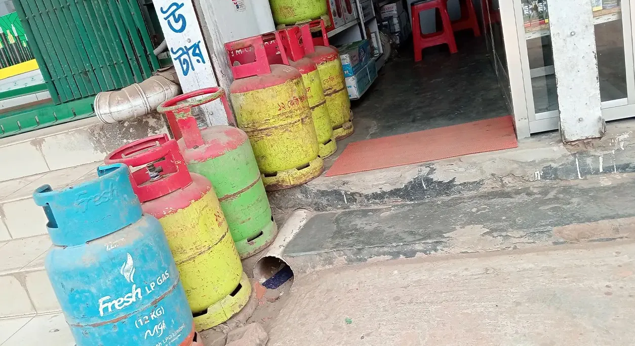 কম্পিউটার-ওষুধের দোকানে বিক্রি হচ্ছে পেট্রোল-গ্যাস সিলিন্ডার